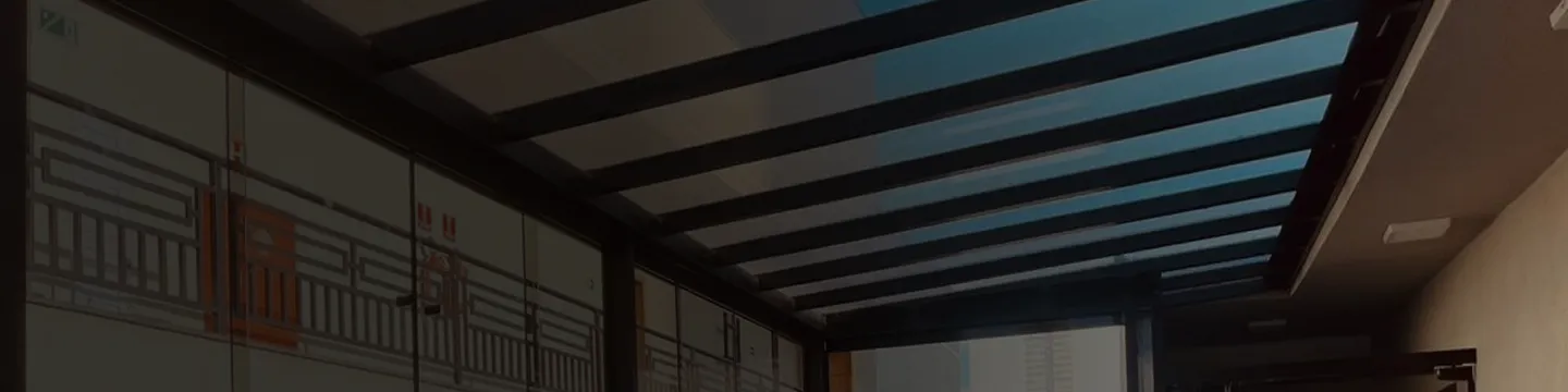 Cobertura de vidro estrutural instalada pela Suntoldos