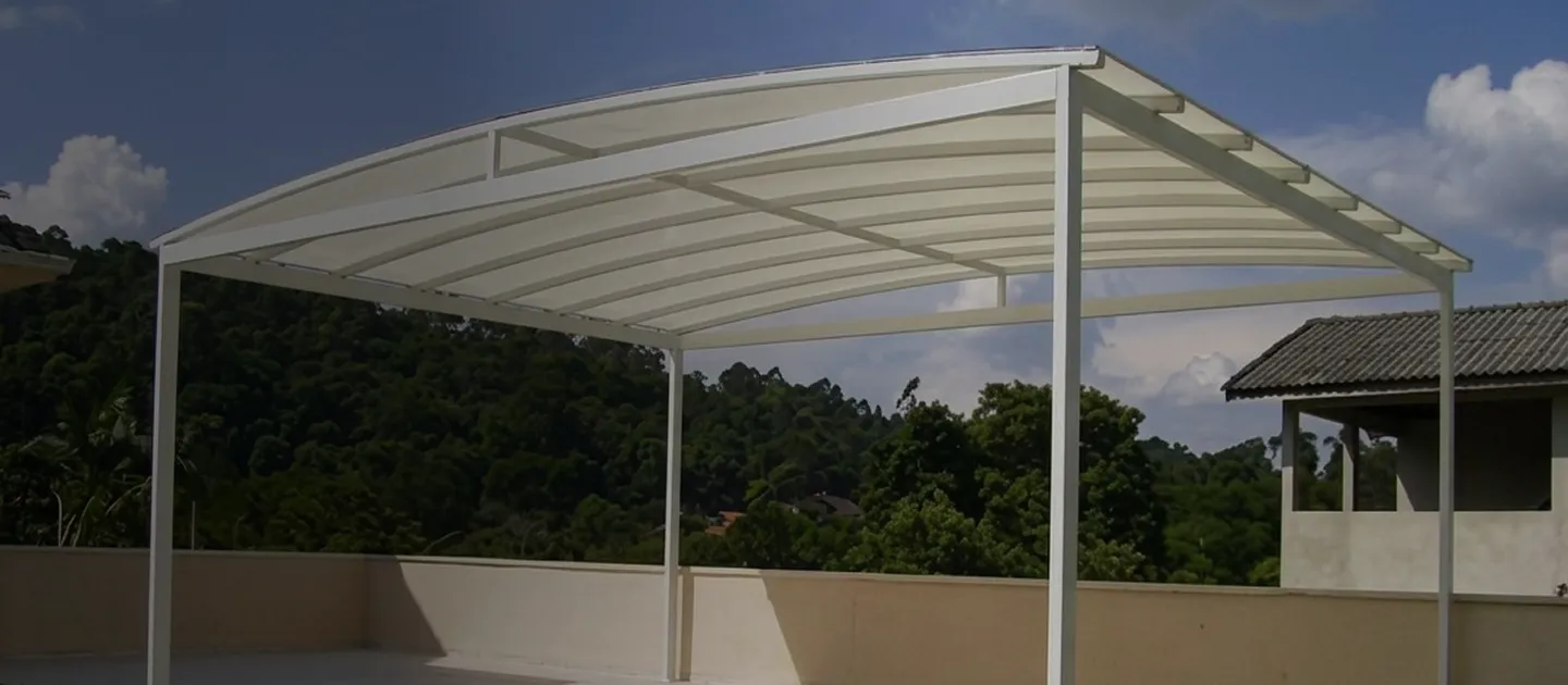 Cobertura em policarbonato instalada em terraço