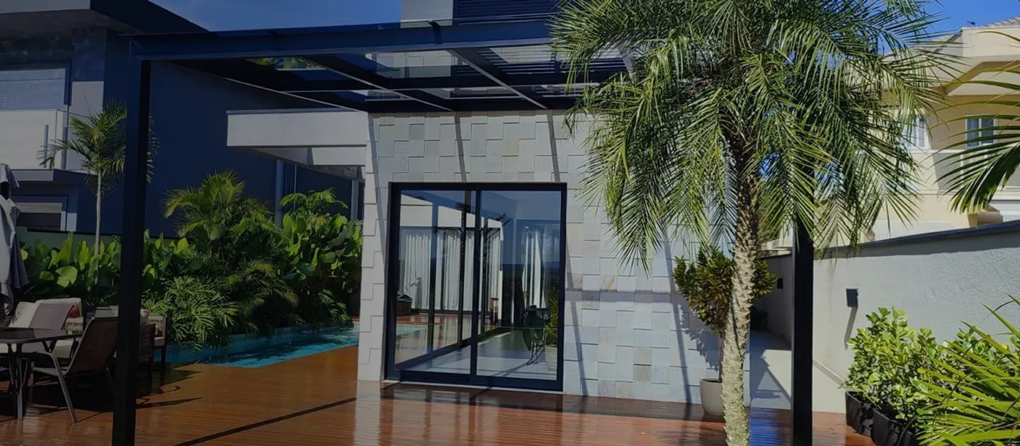 Cobertura retrátil sobre área de lazer com piscina