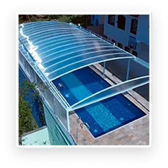 Cobertura retrátil sobre piscina