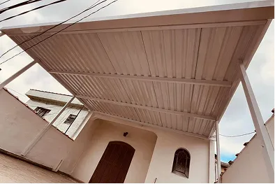 Cobertura em telha sobre entrada